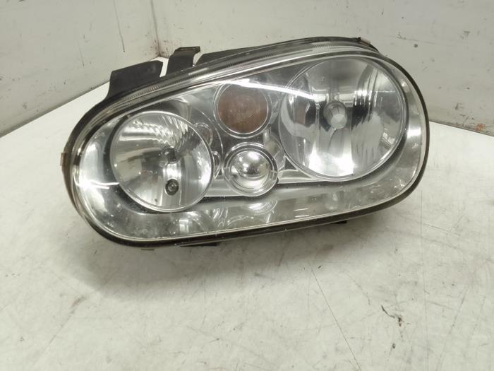 Używane Reflektor lewy Volkswagen Golf IV Variant (1J5) 1.9 TDI 90 Cena € 50,00 Procedura marży oferowane przez Autodemontage van de Laar