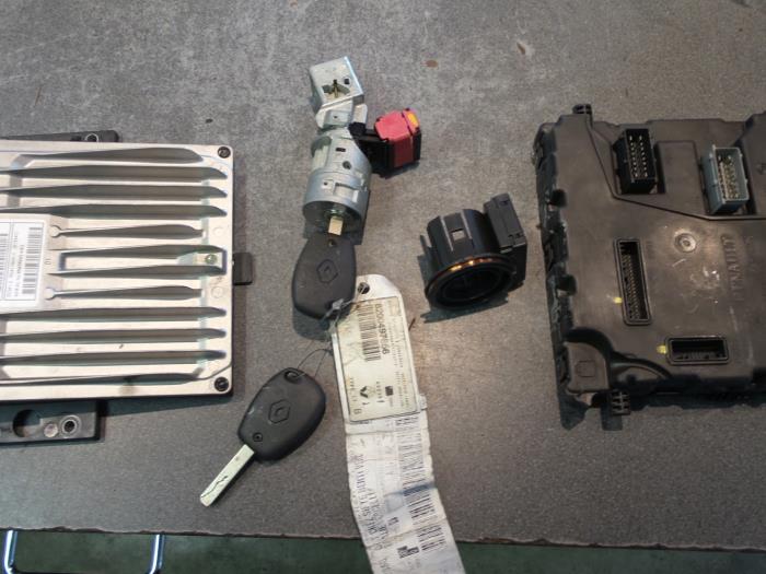 Used Engine management computer Renault Kangoo Express (FW) 1.5 dCi 85 Price € 170,00 Margin scheme offered by Autodemontage van de Laar