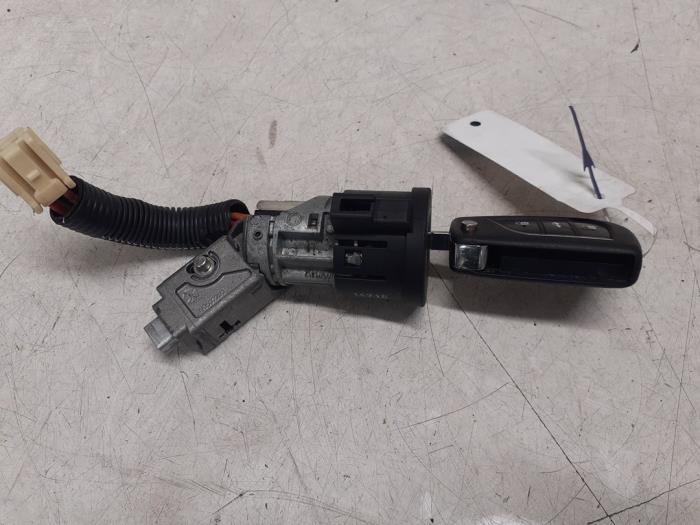Ignition lock + key from a Peugeot 107 1.0 12V 2007
