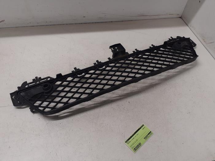 Begagnade Grill Mercedes C Estate (S204) 1.8 C-250 CGI 16V Pris € 35,00 Marginaltabell erbjuds av Autodemontage van de Laar