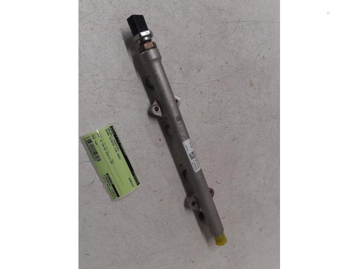 Fuel injector nozzle from a Skoda Octavia Combi (5EAC) 1.5 TSI Evo 16V 2020