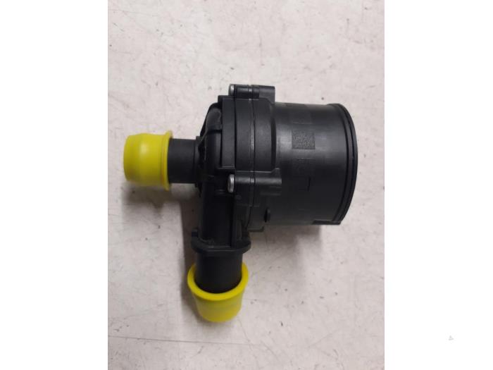 Begagnade Vattenpump Skoda Octavia Combi (5EAC) 1.5 TSI Evo 16V Pris € 50,00 Marginaltabell erbjuds av Autodemontage van de Laar