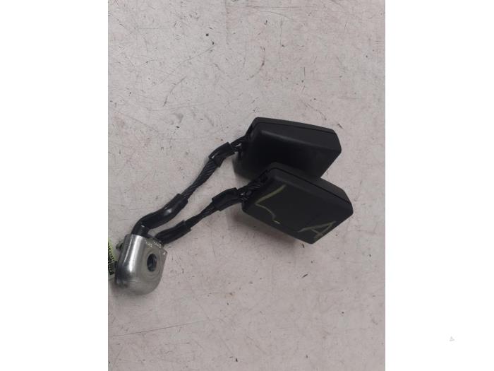 Rear seatbelt buckle, left from a Volkswagen Polo V (6R) 1.4 TDI DPF BlueMotion technology 2015