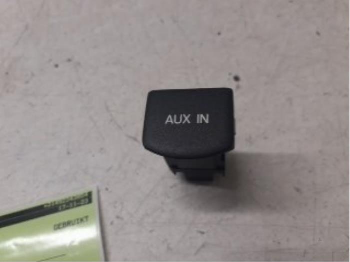 AUX / USB connection from a Volkswagen Polo V (6R) 1.4 TDI DPF BlueMotion technology 2015