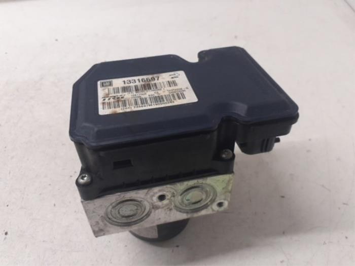 Begagnade ABS-pump Opel Insignia 1.8 16V Ecotec Pris € 150,00 Marginaltabell erbjuds av Autodemontage van de Laar