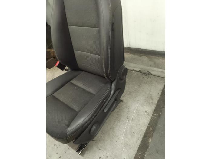 Fotel lewy z Mercedes-Benz CLA (117.3) 2.2 CLA-220 CDI 16V 2014