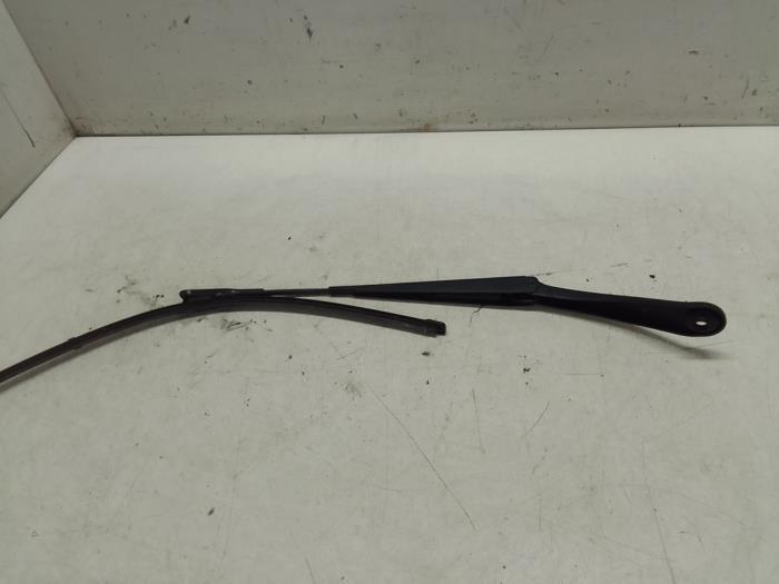 Front wiper arm from a Mercedes-Benz CLA (117.3) 2.2 CLA-220 CDI 16V 2014