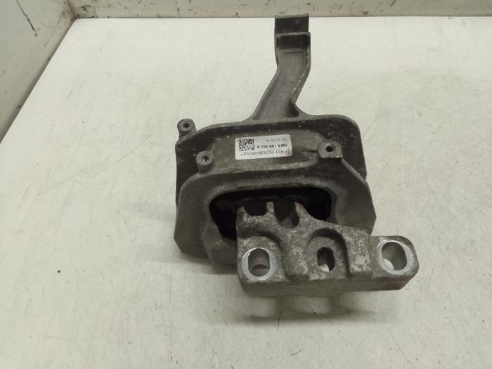 Engine mount from a Seat Leon ST (5FF) 1.0 TSI 12V 2019