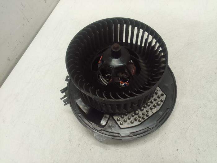 Motor de ventilador de calefactor de un Seat Leon ST (5FF) 1.0 TSI 12V 2019