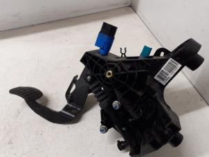 Used Clutch pedal Renault Trafic (1FL/2FL/3FL/4FL) 1.6 dCi 95 Price on request offered by Autodemontage van de Laar