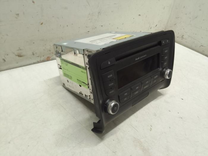 Radio CD player from a Audi TT (8J3) 2.0 TFSI 16V 2008