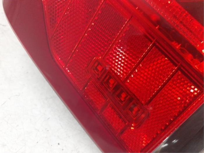 Luz trasera izquierda de un Volvo V70 (BW) 2.0 D3 16V 2017