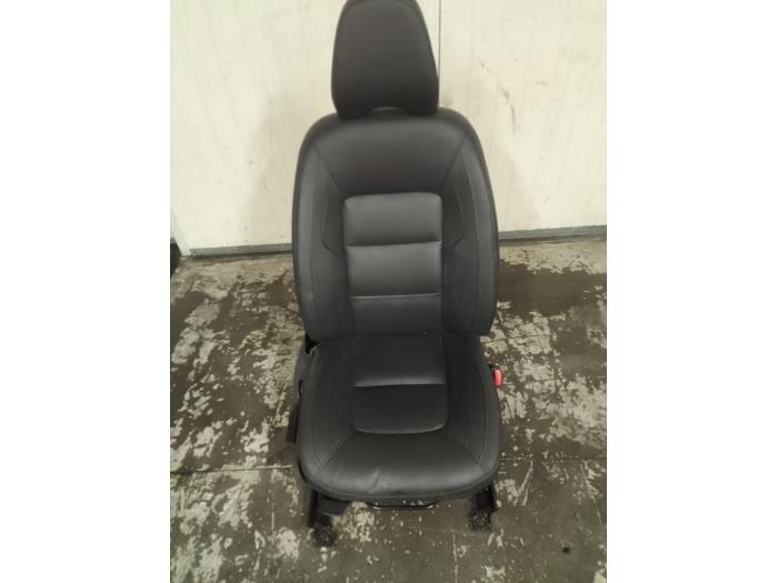 Używane Fotel prawy Volvo V70 (BW) 2.0 D3 16V Cena € 175,00 Procedura marży oferowane przez Autodemontage van de Laar