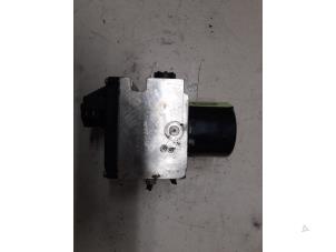 ABS Pumpe van een Volkswagen Passat Variant (3C5) 2.0 TDI 16V Bluemotion 2009