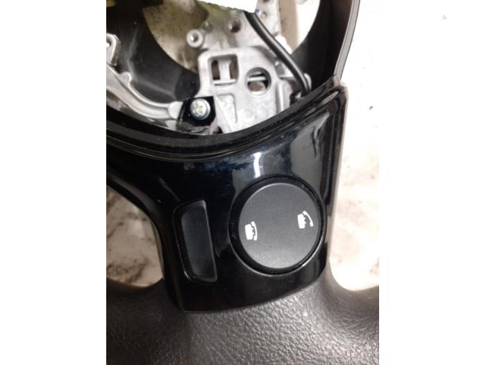 Steering wheel from a Peugeot 108 1.0 12V VVT-i 2020