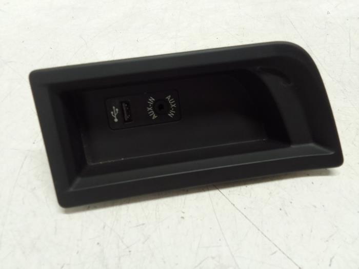 Używane Zlacze AUX/USB BMW 3 serie Gran Turismo (F34) 320d 2.0 16V Cena € 25,00 Procedura marży oferowane przez Autodemontage van de Laar