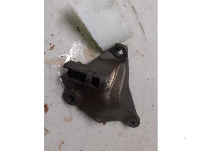 Usagé Support dynamo bas Renault Clio V (RJAB) Prix € 30,00 Règlement à la marge proposé par Autodemontage van de Laar