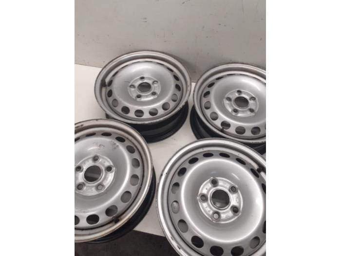 Set of wheels from a Volkswagen Caddy III (2KA,2KH,2CA,2CH) 1.6 TDI 16V 2013