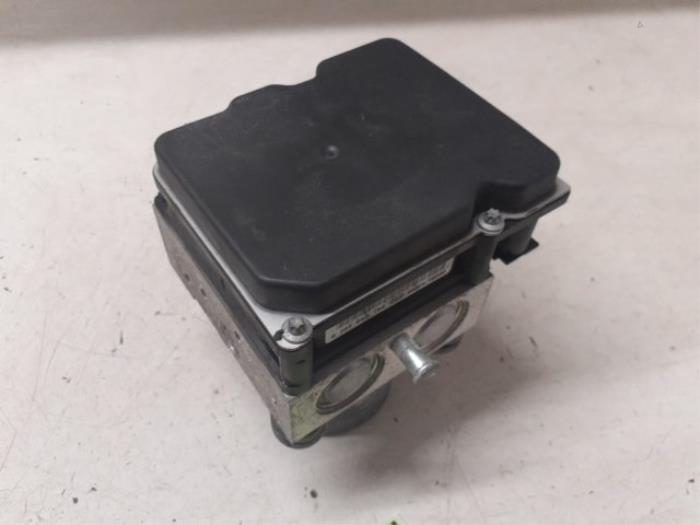 Gebrauchte ABS Pumpe Renault Clio III Estate/Grandtour (KR) 1.2 16V TCE 100 Preis € 75,00 Margenregelung angeboten von Autodemontage van de Laar