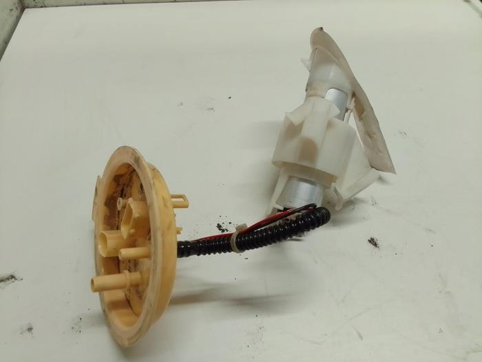 Electric fuel pump from a BMW 5 serie Gran Turismo (F07) 520d 16V 2015