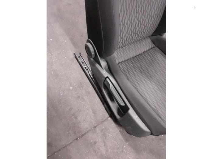 Siège droit d'un Seat Leon (5FB) 1.2 TSI Ecomotive 16V 2013