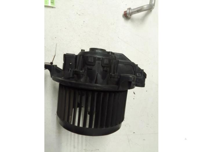 Motor de ventilador de calefactor de un Ford Transit Courier 1.5 TDCi 75 2022