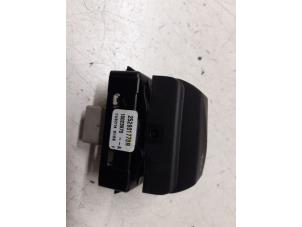 Used Tank cap cover switch Renault Zoé (AG) 65kW Price on request offered by Autodemontage van de Laar
