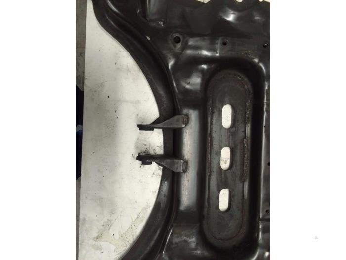 Subframe from a Nissan Qashqai (J11) 1.2 DIG-T 16V 2014