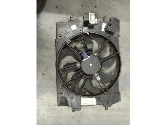 Motor de aleta de refrigeración de un Renault Captur (2R) 1.5 Energy dCi 90 FAP 2014