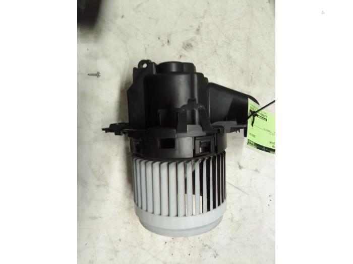 Heating and ventilation fan motor from a Renault Captur (2R) 1.5 Energy dCi 90 FAP 2014