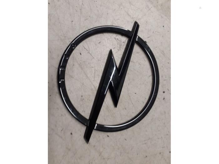 Gebrauchte Emblem Opel Mokka Preis € 25,00 Margenregelung angeboten von Autodemontage van de Laar
