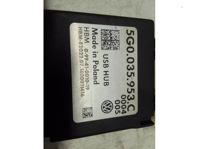 Używane Modul USB Volkswagen CC (358) 2.0 TDI 16V Cena € 70,00 Procedura marży oferowane przez Autodemontage van de Laar