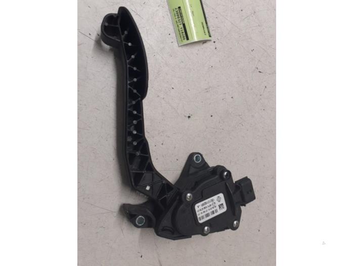 Accelerator pedal from a Opel Movano 2.3 CDTi 16V FWD 2015