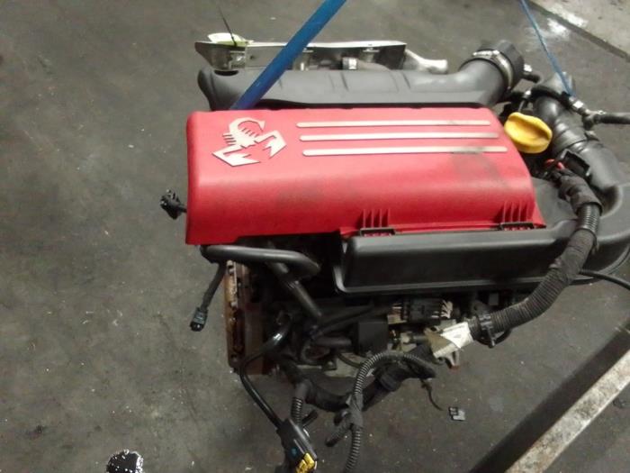 Motor de un Fiat 500 Abarth 2017