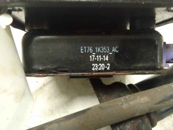 Mécanique de levage roue de secours d'un Ford Transit Courier 1.5 TDCi 75 2015