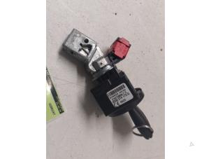 Used Ignition lock + key Renault Clio III (BR/CR) 1.2 16V TCe 100 Price on request offered by Autodemontage van de Laar