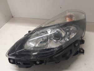 Used Headlight, left Renault Clio III (BR/CR) 1.2 16V TCe 100 Price on request offered by Autodemontage van de Laar