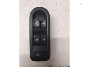 Used Multi-functional window switch Renault Clio III (BR/CR) 1.2 16V TCe 100 Price on request offered by Autodemontage van de Laar