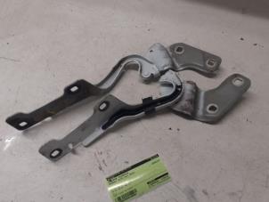 Used Bonnet Hinge Renault Clio III (BR/CR) 1.2 16V TCe 100 Price on request offered by Autodemontage van de Laar