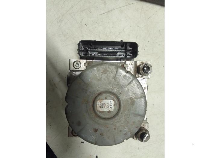 Bloc ABS d'un Ford Fiesta 7 1.0 EcoBoost 12V 100 2018