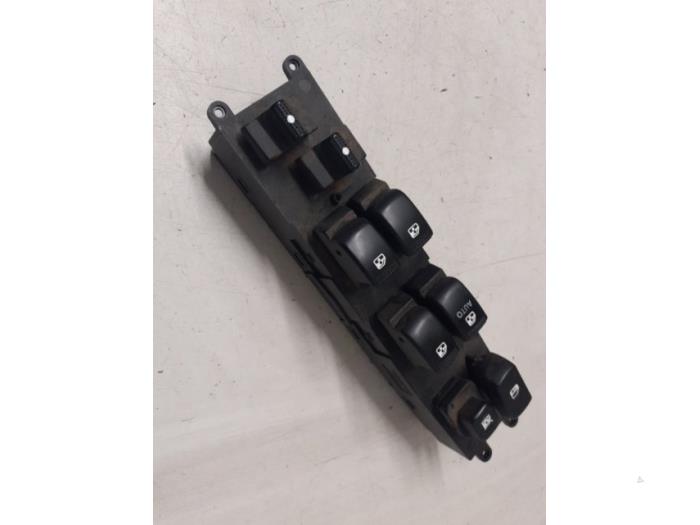 Usados Interruptor combinado de ventanillas Kia Carnival/Grand Carnival 3 2.7 V6 24V Precio de solicitud ofrecido por Autodemontage van de Laar