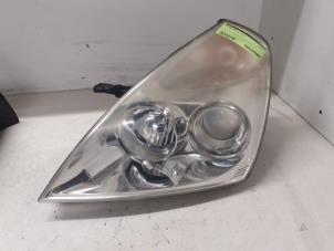 Used Headlight, left Kia Carnival/Grand Carnival 3 2.7 V6 24V Price on request offered by Autodemontage van de Laar