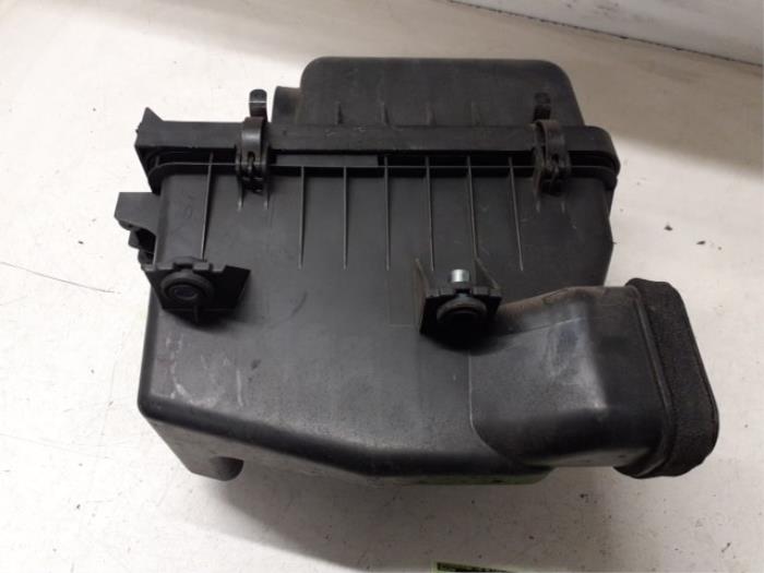 Gebrauchte Luftfiltergehäuse Kia Carnival/Grand Carnival 3 2.7 V6 24V Preis auf Anfrage angeboten von Autodemontage van de Laar