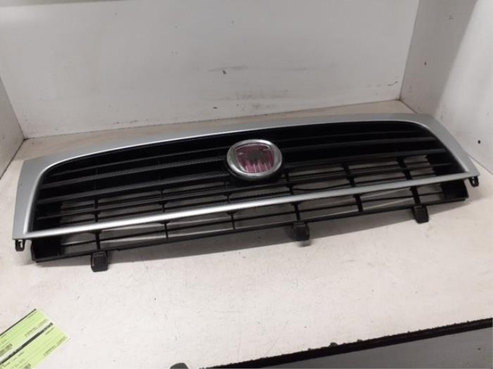 Grille from a Fiat Scudo (270) 2.0 D Multijet 2009