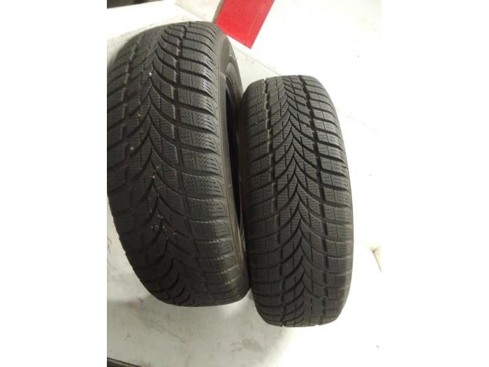 Używane Opona zimowa Cena na żądanie oferowane przez Autodemontage van de Laar