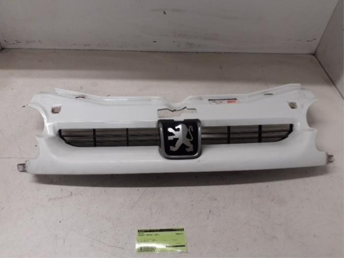 Begagnade Grill Peugeot Partner Pris på förfrågan erbjuds av Autodemontage van de Laar