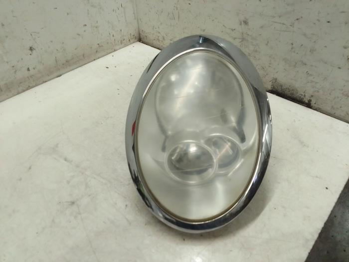 Używane Reflektor lewy BMW Mini (R50/53) 1.6 16V Cooper Cena € 50,00 Procedura marży oferowane przez Autodemontage van de Laar