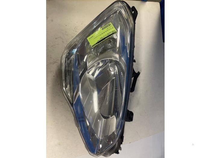 Używane Reflektor prawy Citroen Berlingo 1.6 Hdi 16V 90 Cena € 100,00 Procedura marży oferowane przez Autodemontage van de Laar