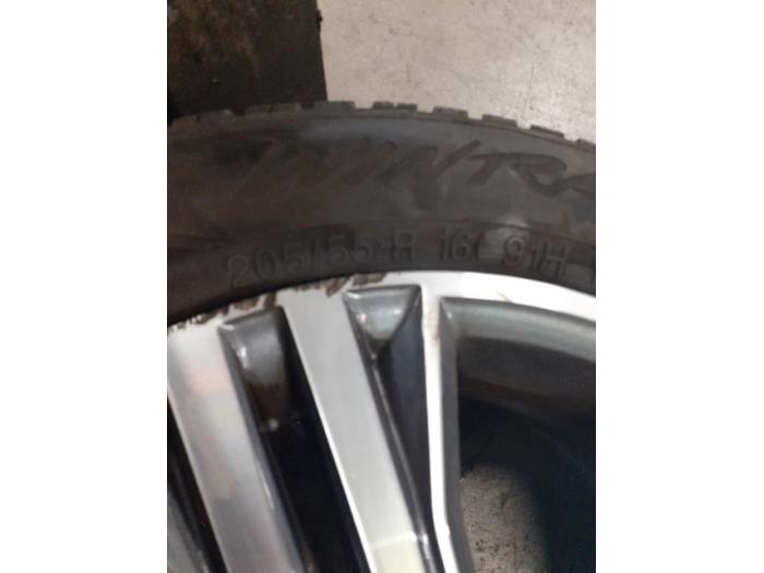 Wheel + winter tyre from a Renault Megane IV Estate (RFBK) 1.3 TCE 160 16V 2021