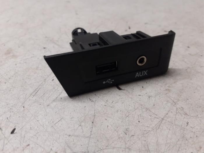 Conexión AUX-USB de un Skoda Rapid 1.4 TSI 16V 2016